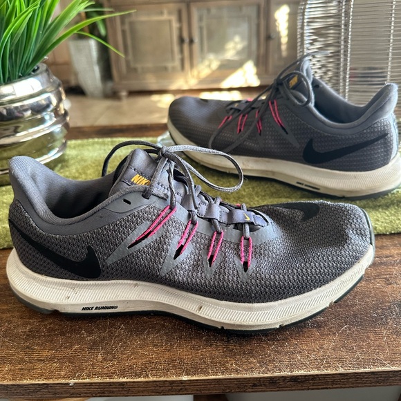 Nike Shoes - Nike Women Sz 8 Quest 2‎ AA7412-003 Gray & Pink Athletic Running Shoes Sneakers